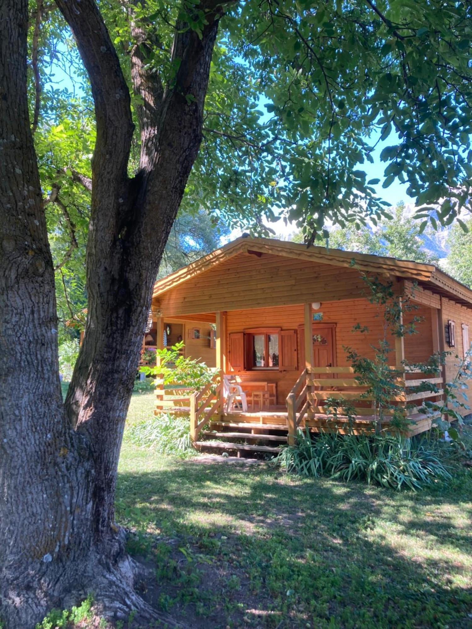Camping, Hotel De Plein Air Les Cariamas Chateauroux-les-Alpes Exteriér fotografie