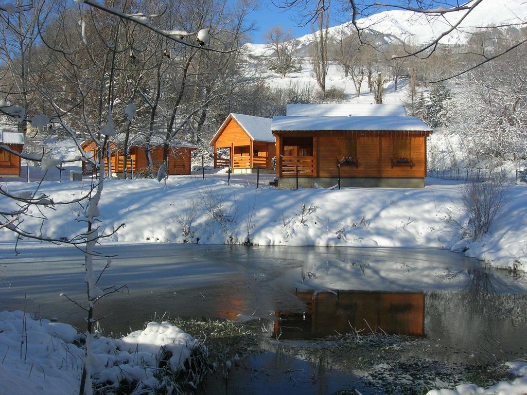 Camping, Hotel De Plein Air Les Cariamas Chateauroux-les-Alpes Exteriér fotografie