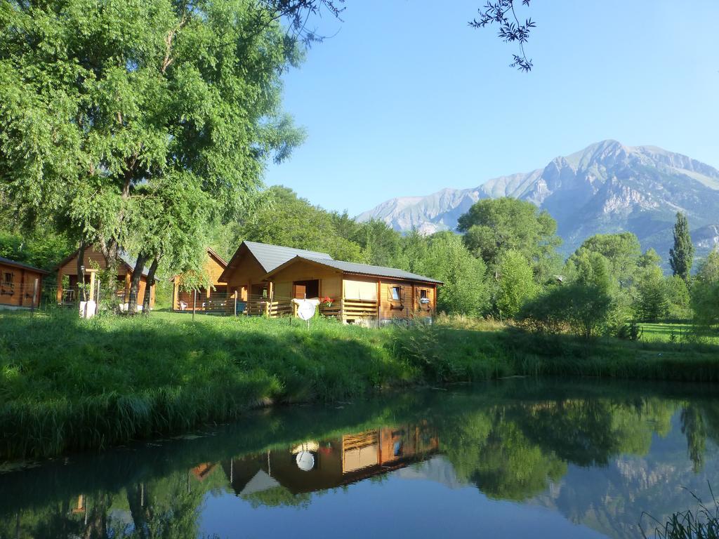 Camping, Hotel De Plein Air Les Cariamas Chateauroux-les-Alpes Exteriér fotografie