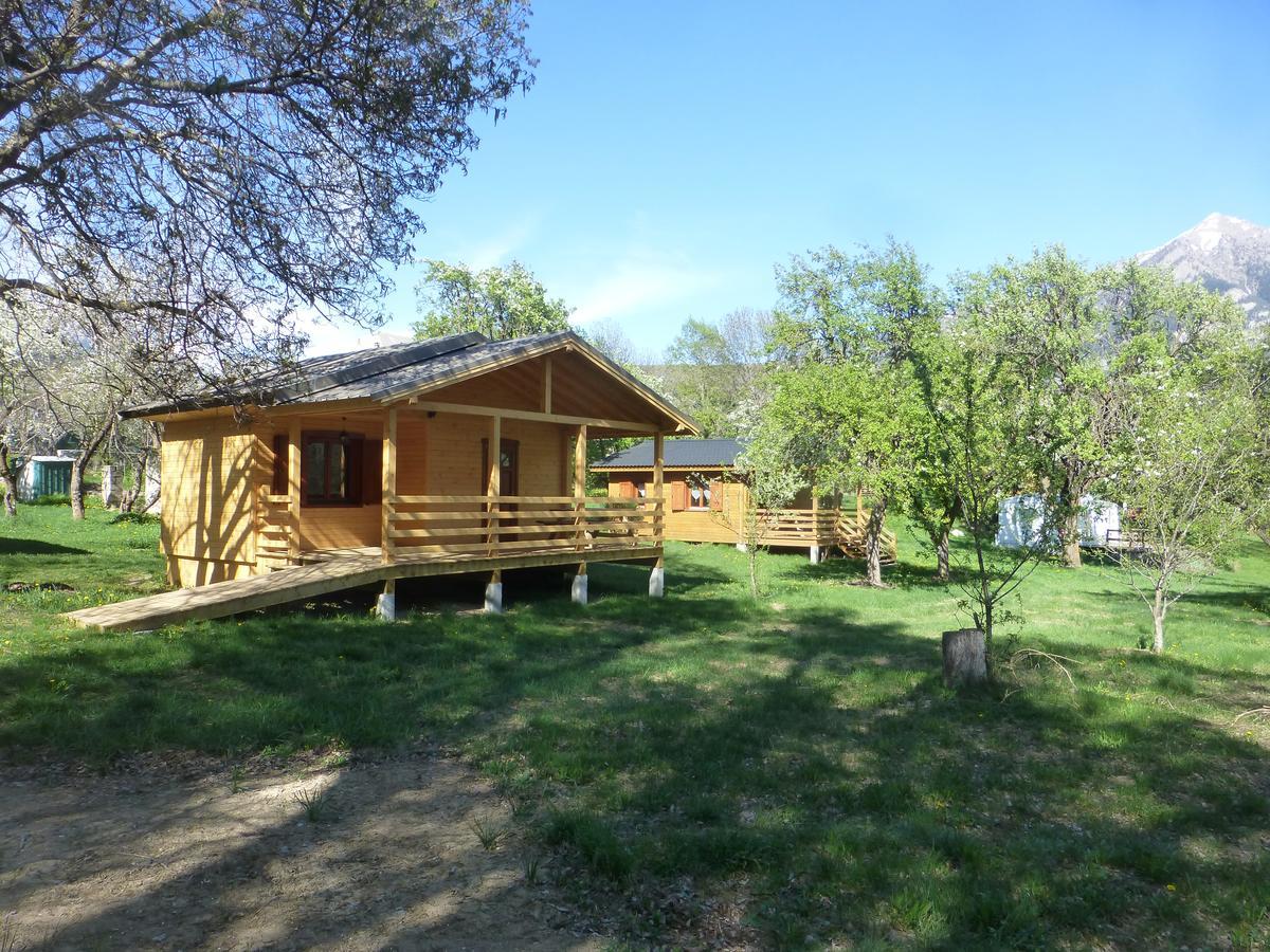 Camping, Hotel De Plein Air Les Cariamas Chateauroux-les-Alpes Exteriér fotografie