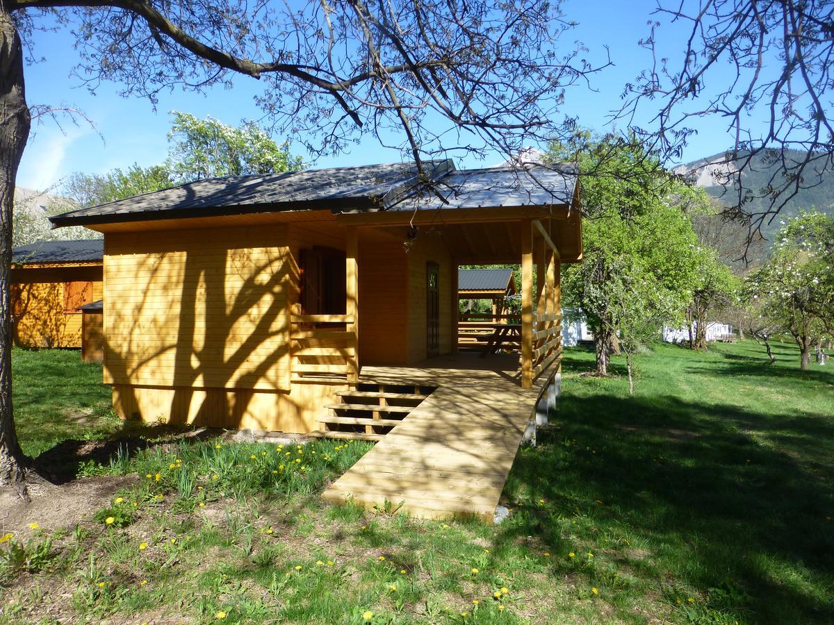 Camping, Hotel De Plein Air Les Cariamas Chateauroux-les-Alpes Exteriér fotografie